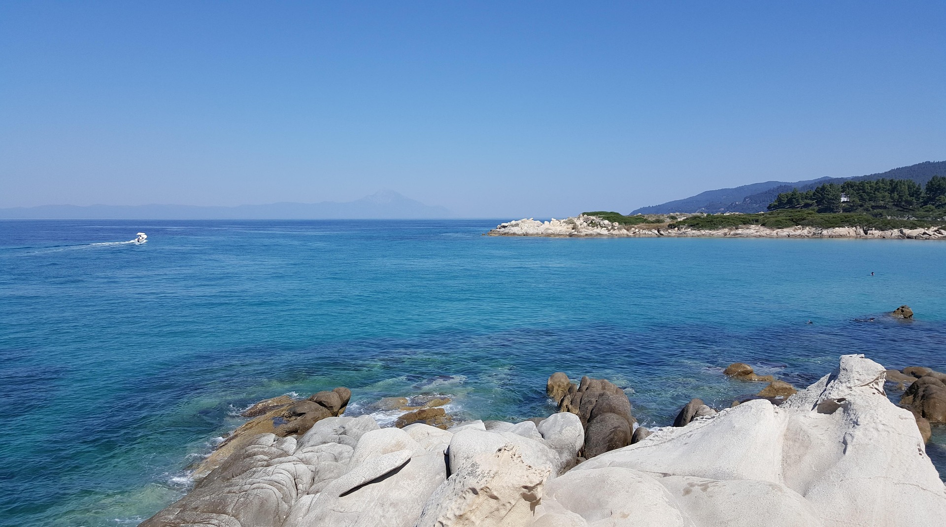 Flacher Sandstrand mit türkisblauem Wasser beim Familienurlaub auf Chalkidiki in Griechenland